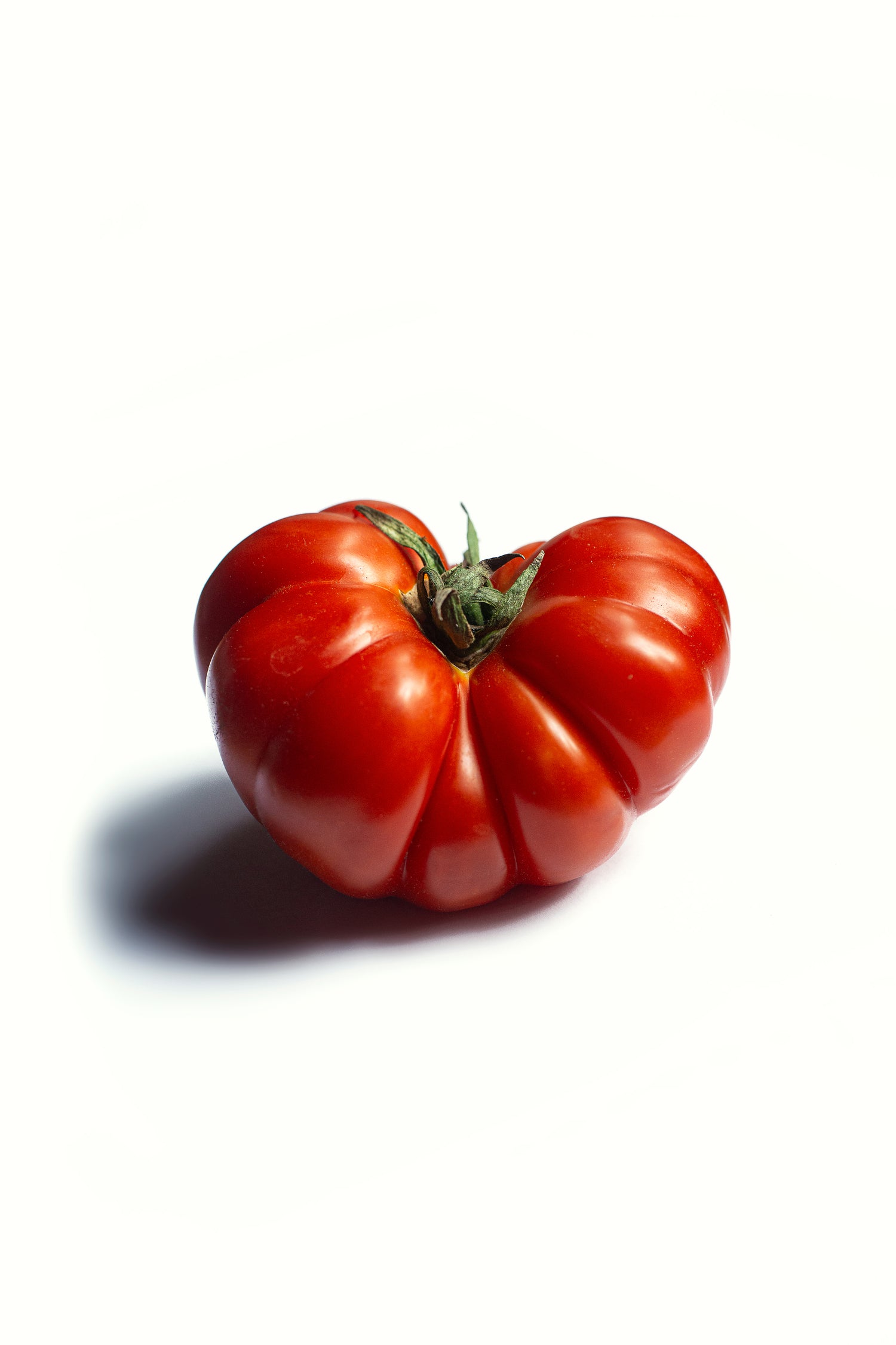 single-ripe-heirloom-tomato